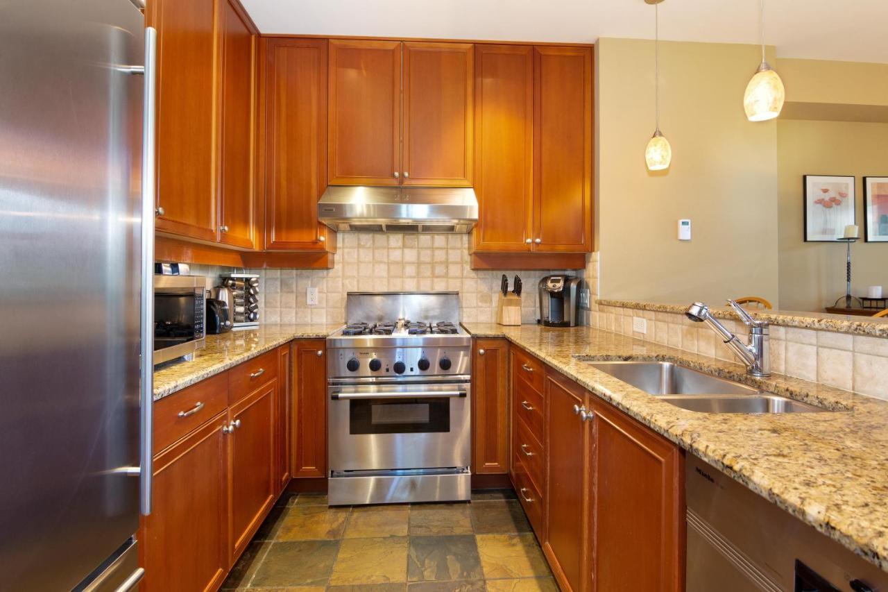 Taluswood The Heights 18 | Mountainside Townhome W/ Ski Access, Hot Tub, Tranquil Views Whistler Luaran gambar